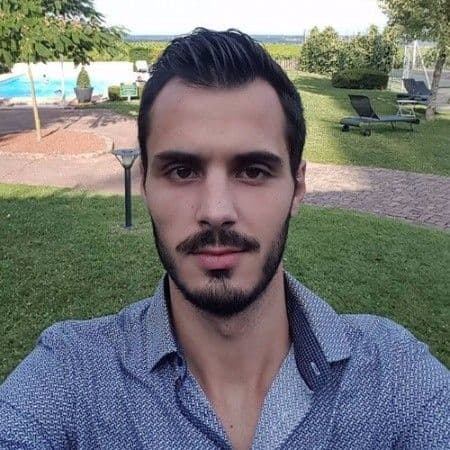 Raphaël Picard, développeur full-stack freelance expert en Next.js, React.js, TypeScript et Intelligence Artificielle, posant en extérieur. Spécialisé dans la création de solutions web modernes et performantes.