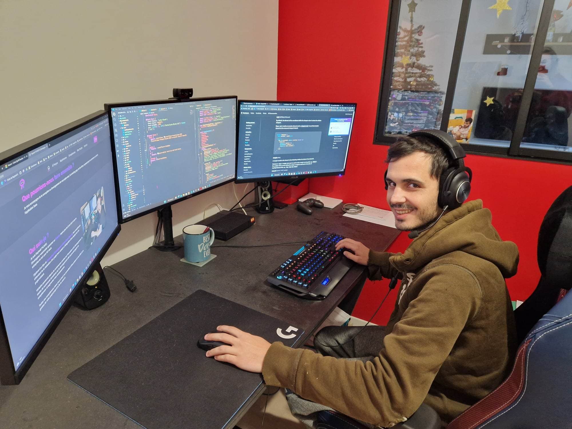 Raphaël Picard, développeur full-stack ia freelance, spécialisé en React.js,Next.js et Node.js, en train de coder sur son setup multi-écrans. Passionné par l’innovation et le développement web, il accompagne les entreprises dans la création d’applications performantes et optimisées.